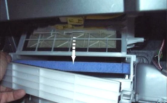 снимаем крышку корпуса салонного фильтра Витара